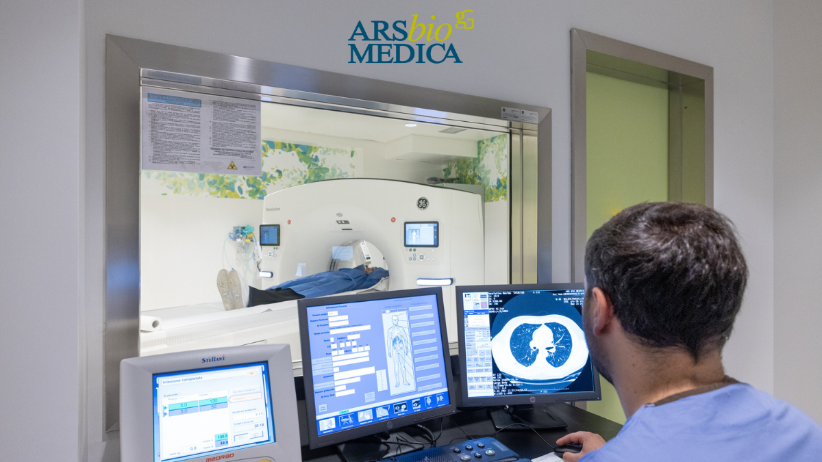 ac Total body Roma-Arsbiomedica disponiamo di un tomografo computerizzato multidetettore  che utilizza applicazioni di intelligenza artificiale per offrire alcuni vantaggi ai pazienti. Tra i benefici, una riduzione significativa delle dosi di radiazioni somministrate al paziente, una riduzione del tempo di acquisizione delle immagini e una minor probabilità di errori durante il processo di visualizzazione delle immagini grazie all’impiego di protocolli che utilizzano Intelligenza Artificiale